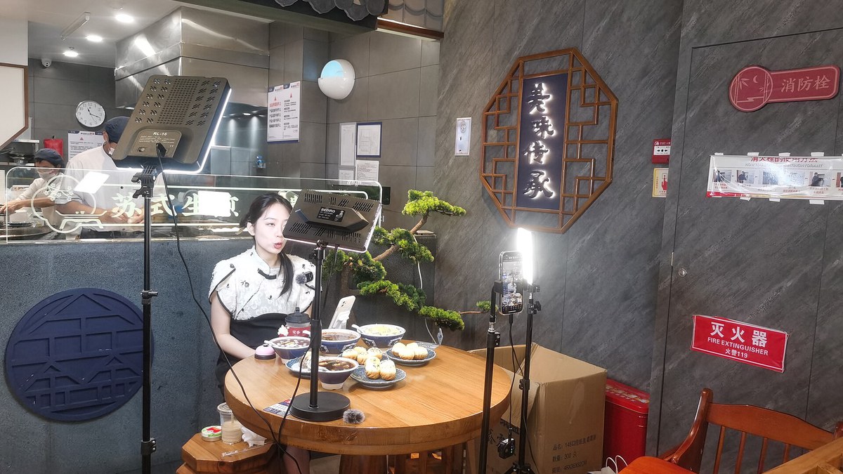 主播在直播间通过手机进行商品直播推流